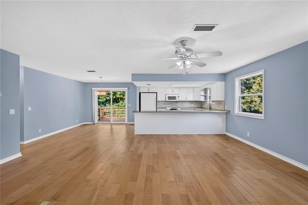 En Venta: $374,900 (4 camas, 3 baños, 2640 Pies cuadrados)