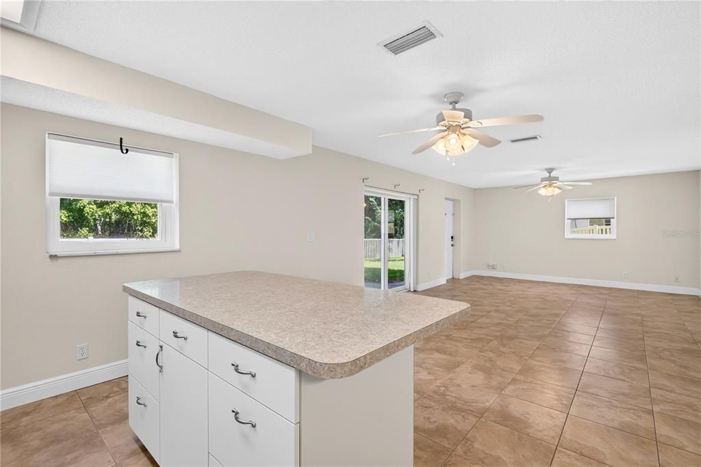 En Venta: $374,900 (4 camas, 3 baños, 2640 Pies cuadrados)
