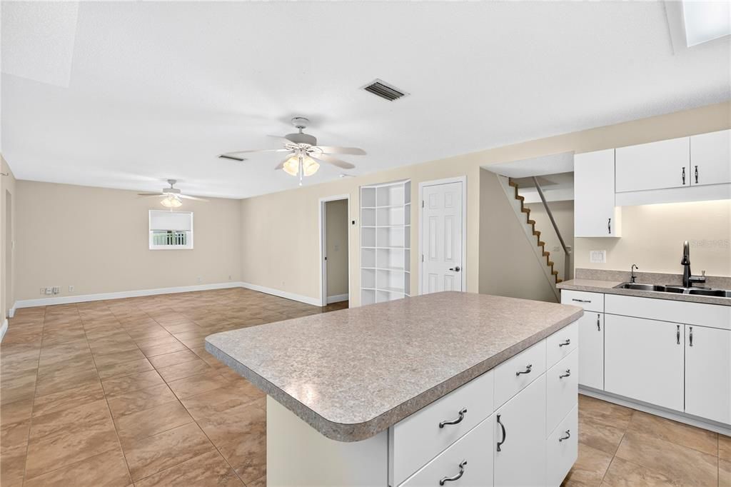 En Venta: $374,900 (4 camas, 3 baños, 2640 Pies cuadrados)
