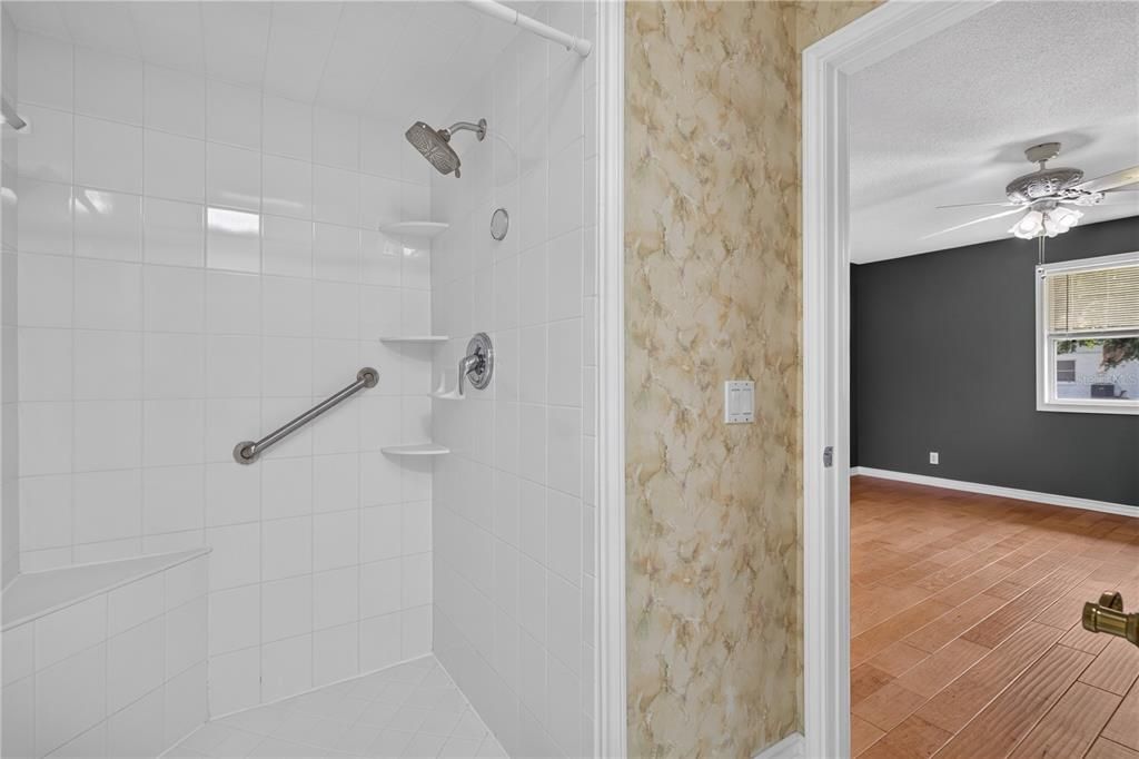 En Venta: $374,900 (4 camas, 3 baños, 2640 Pies cuadrados)