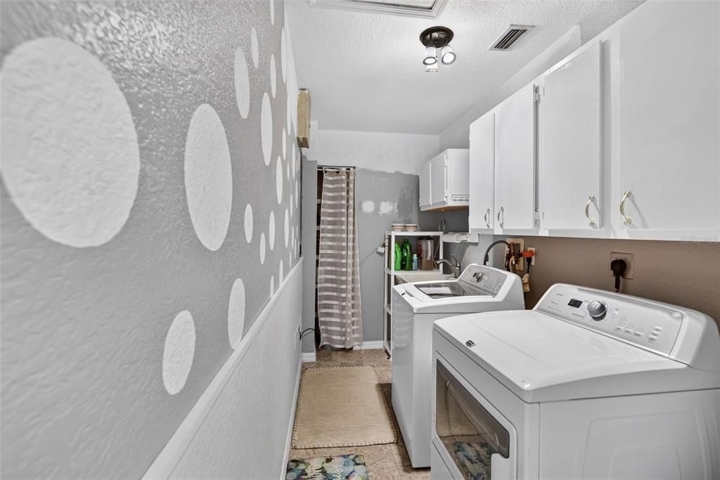For Sale: $325,000 (3 beds, 2 baths, 2582 Square Feet)