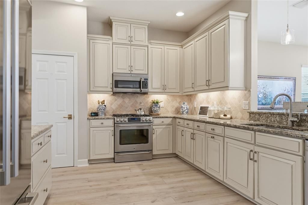 Activo con contrato: $525,000 (3 camas, 2 baños, 2296 Pies cuadrados)