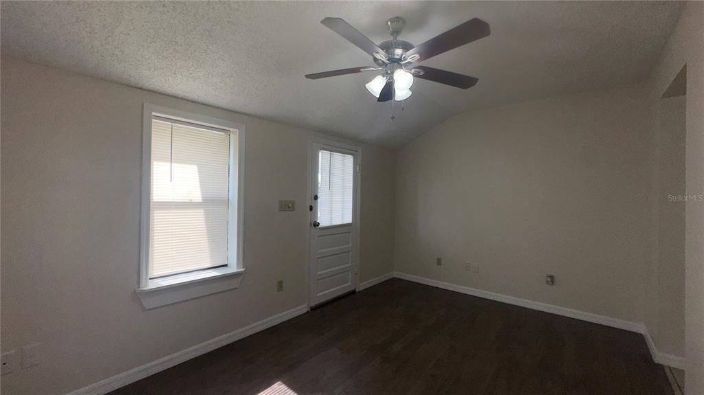 For Rent: $999 (2 beds, 1 baths, 900 Square Feet)
