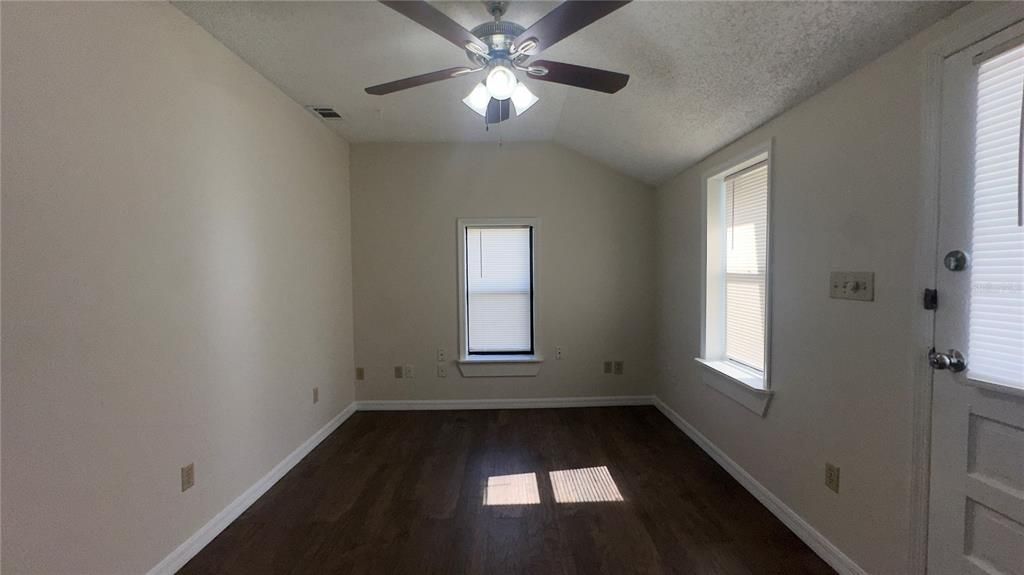 For Rent: $999 (2 beds, 1 baths, 900 Square Feet)