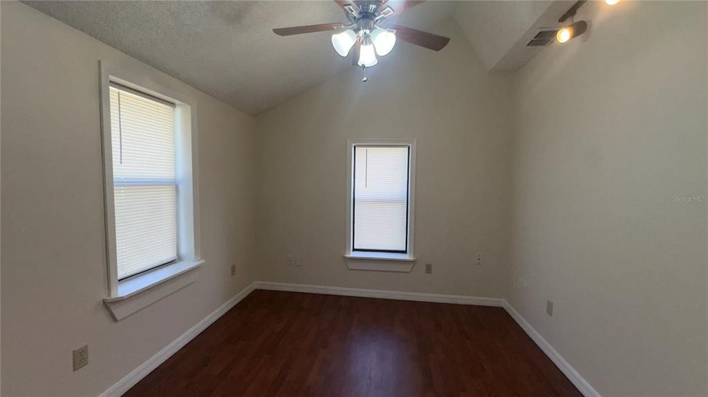 For Rent: $999 (2 beds, 1 baths, 900 Square Feet)
