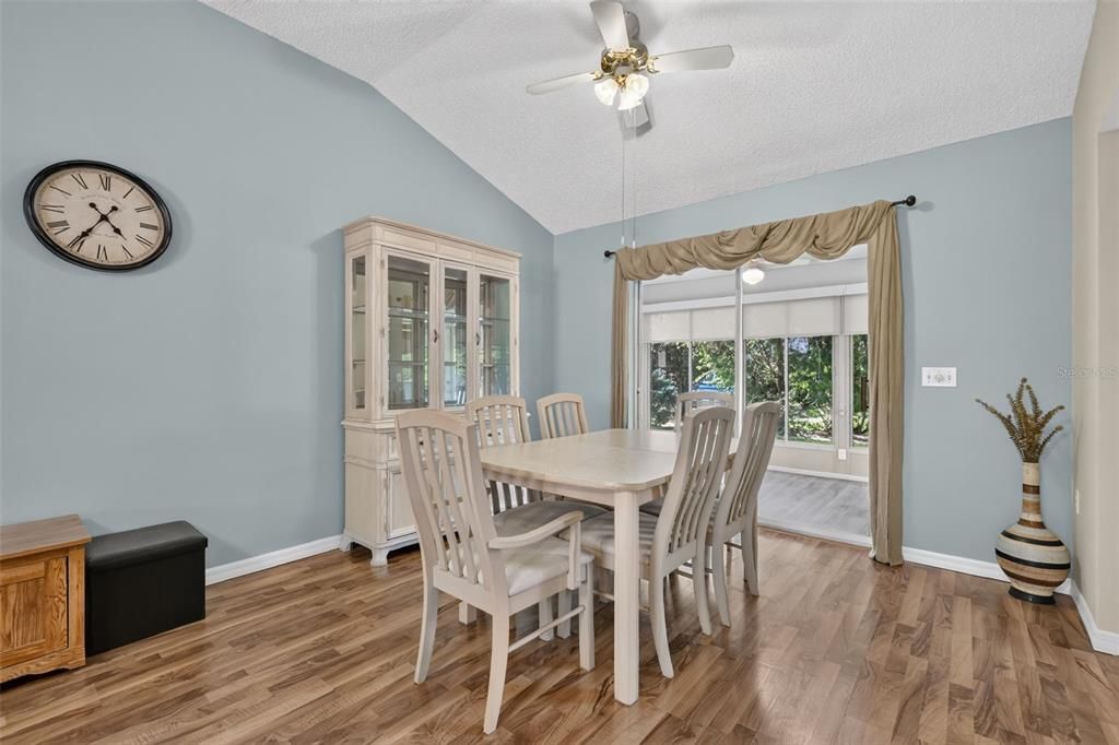 На продажу: $335,000 (3 спален, 2 ванн, 1392 Квадратных фут)