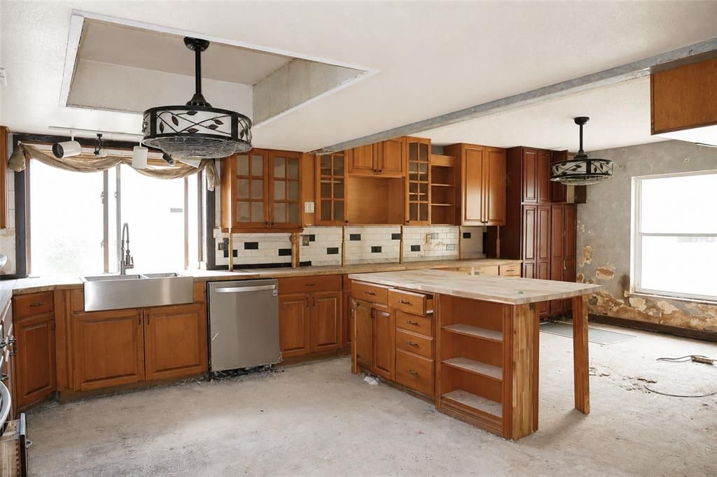 На продажу: $199,800 (3 спален, 2 ванн, 1951 Квадратных фут)