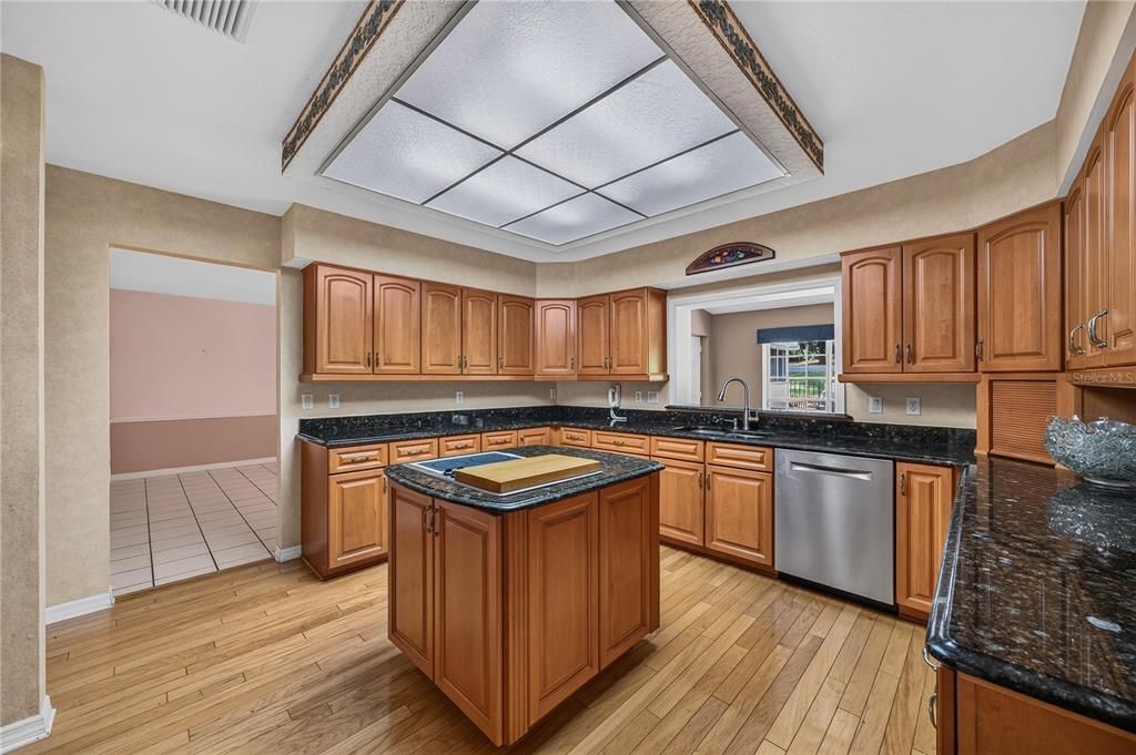 En Venta: $949,900 (4 camas, 4 baños, 4440 Pies cuadrados)