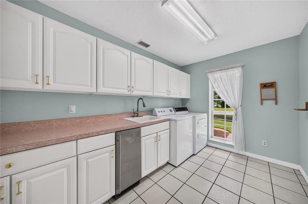 En Venta: $949,900 (4 camas, 4 baños, 4440 Pies cuadrados)