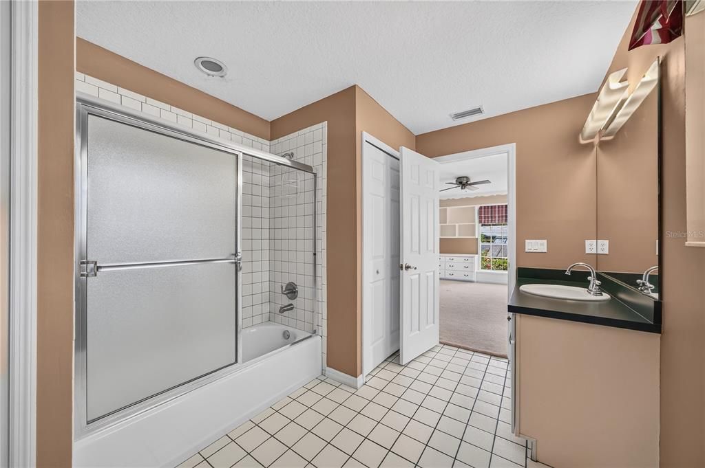 En Venta: $949,900 (4 camas, 4 baños, 4440 Pies cuadrados)
