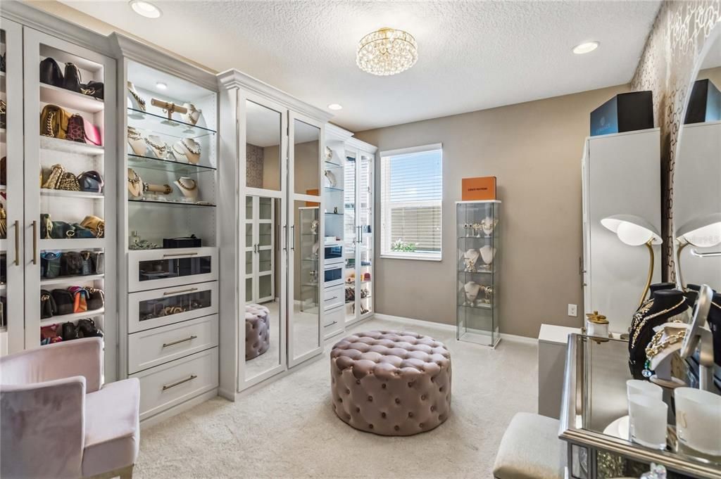 For Sale: $780,000 (5 beds, 5 baths, 3819 Square Feet)