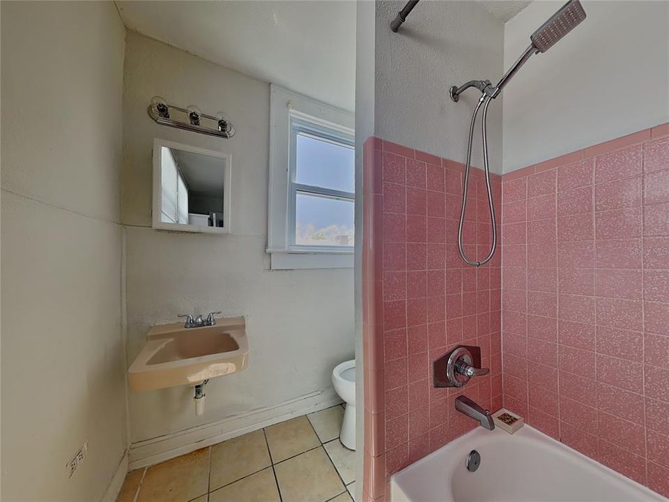 В аренду: $1,350 (2 спален, 1 ванн, 3285 Квадратных фут)