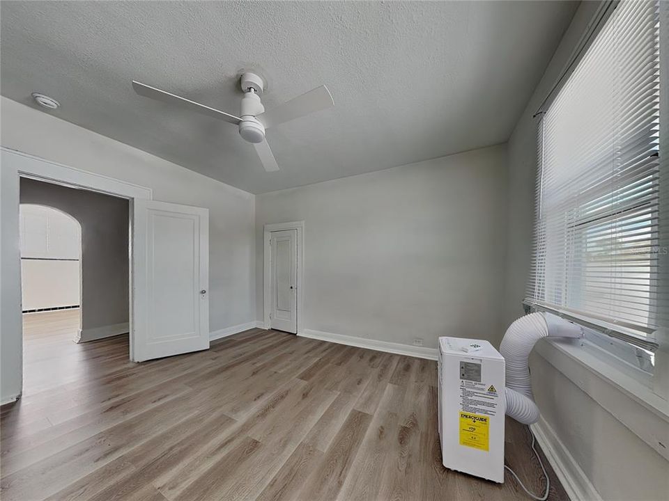 В аренду: $1,350 (2 спален, 1 ванн, 3285 Квадратных фут)
