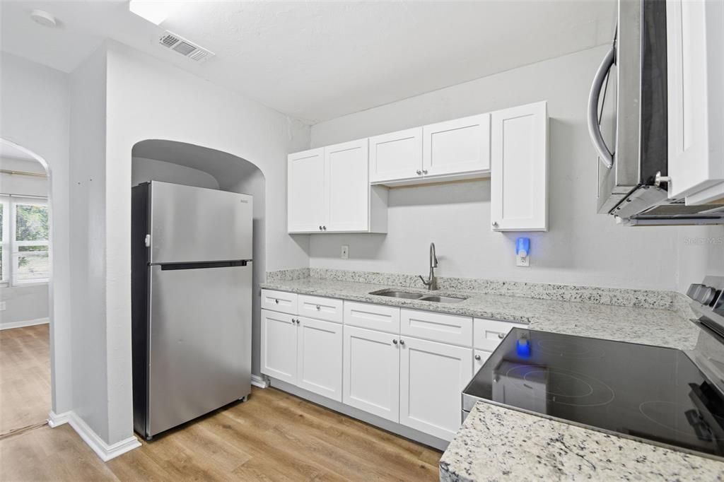 На продажу: $199,999 (2 спален, 1 ванн, 786 Квадратных фут)