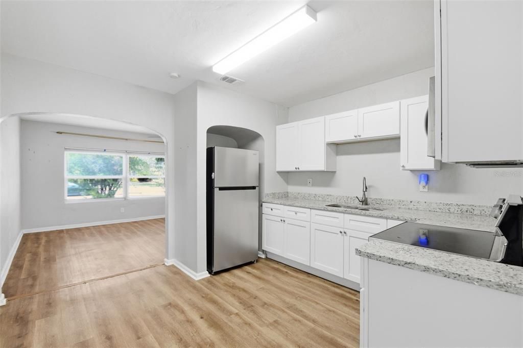 На продажу: $199,999 (2 спален, 1 ванн, 786 Квадратных фут)