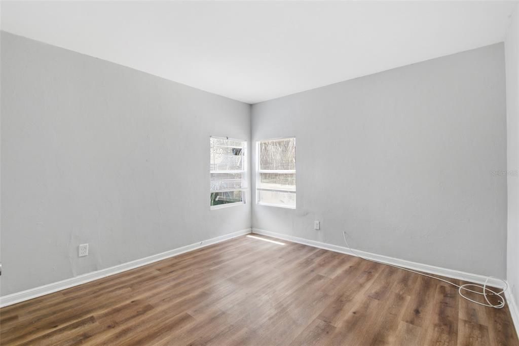 На продажу: $199,999 (2 спален, 1 ванн, 786 Квадратных фут)