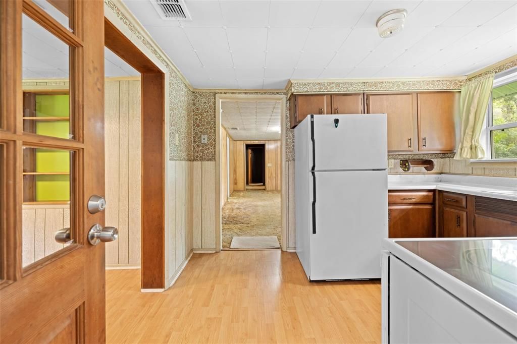 На продажу: $299,999 (4 спален, 2 ванн, 1326 Квадратных фут)
