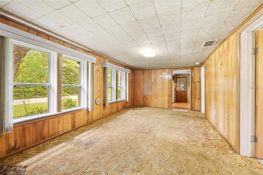 На продажу: $299,999 (4 спален, 2 ванн, 1326 Квадратных фут)