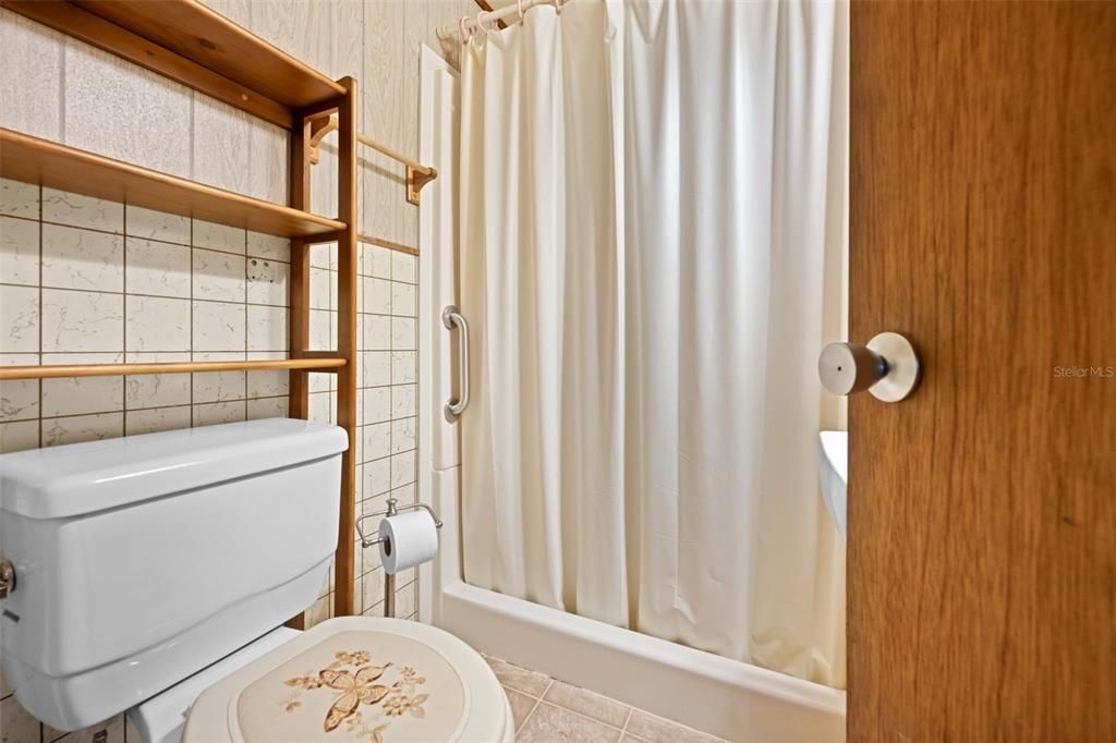 На продажу: $299,999 (4 спален, 2 ванн, 1326 Квадратных фут)