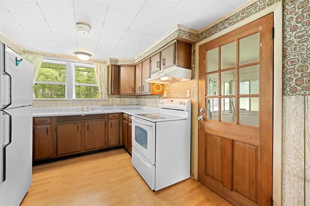 На продажу: $299,999 (4 спален, 2 ванн, 1326 Квадратных фут)