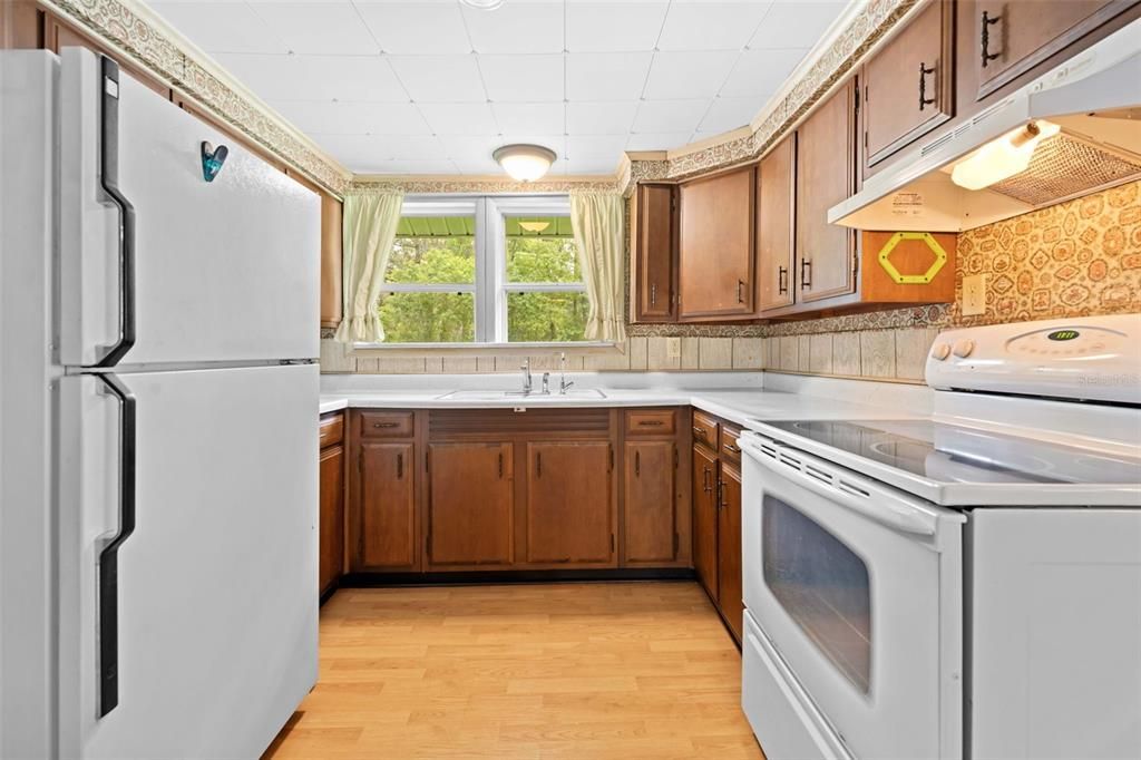 На продажу: $299,999 (4 спален, 2 ванн, 1326 Квадратных фут)