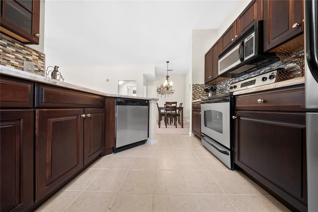 На продажу: $345,000 (2 спален, 2 ванн, 1597 Квадратных фут)