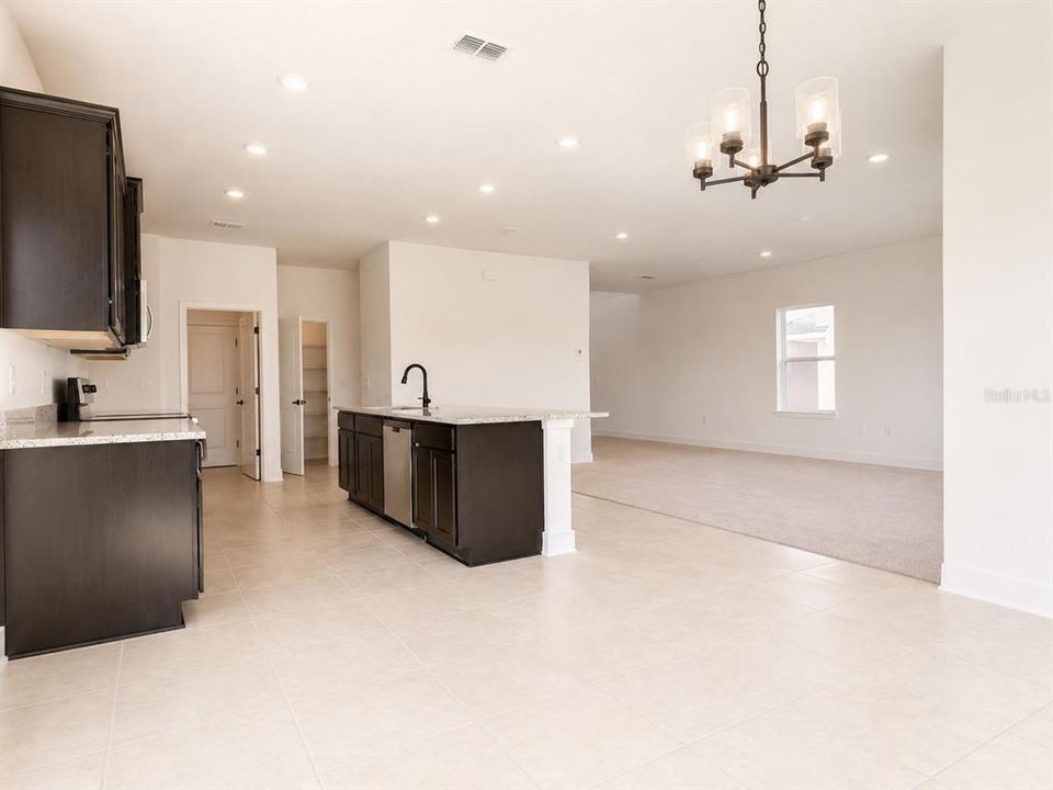 En Venta: $442,900 (4 camas, 2 baños, 2405 Pies cuadrados)