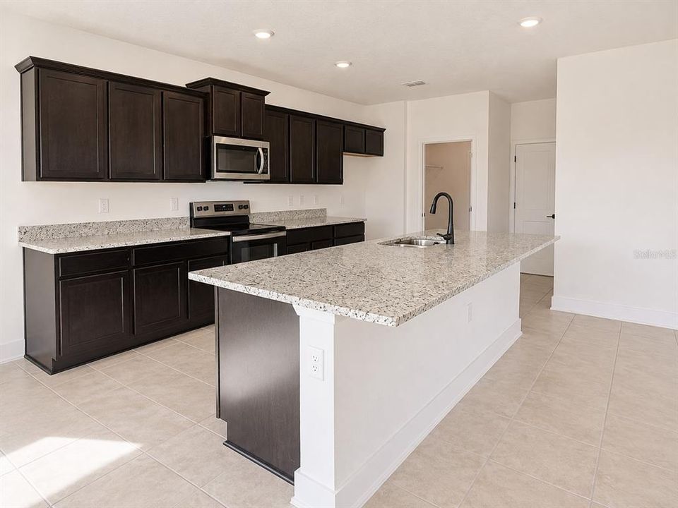 En Venta: $442,900 (4 camas, 2 baños, 2405 Pies cuadrados)