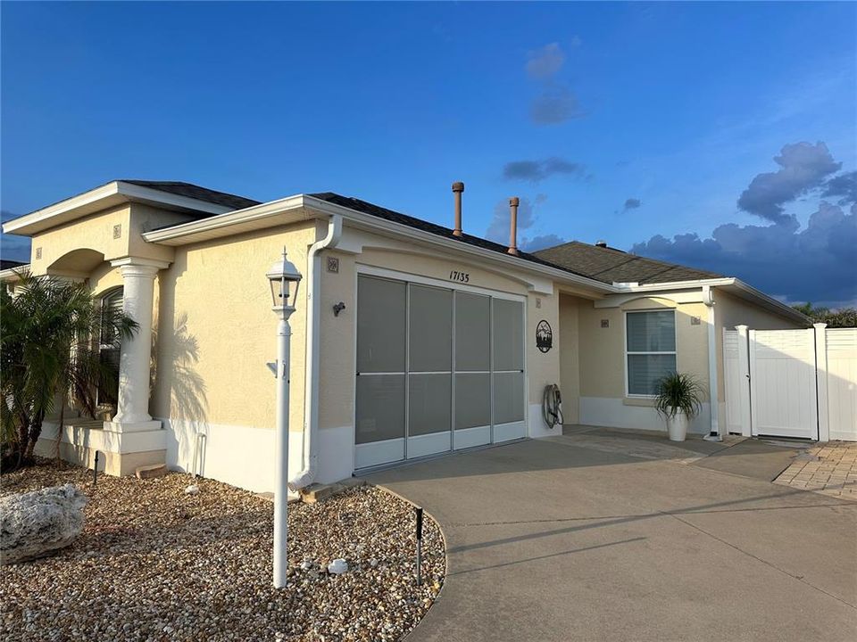 Activo con contrato: $325,000 (2 camas, 2 baños, 1323 Pies cuadrados)