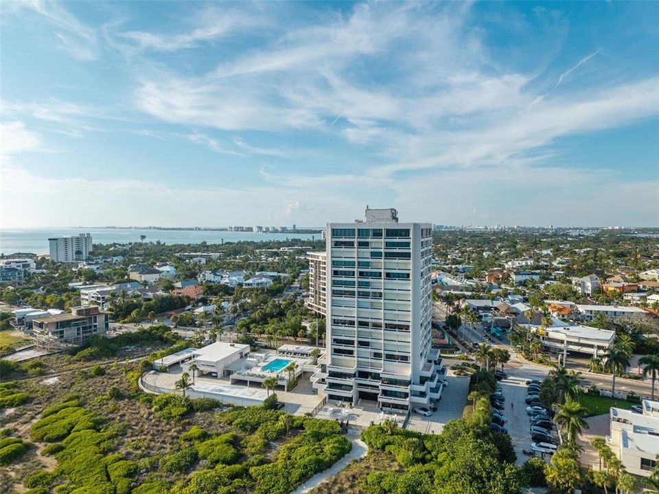 На продажу: $4,000,000 (2 спален, 2 ванн, 2374 Квадратных фут)