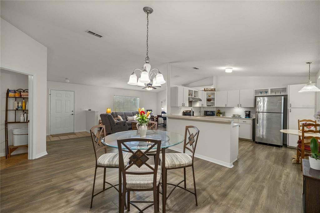 Activo con contrato: $228,000 (3 camas, 2 baños, 1487 Pies cuadrados)