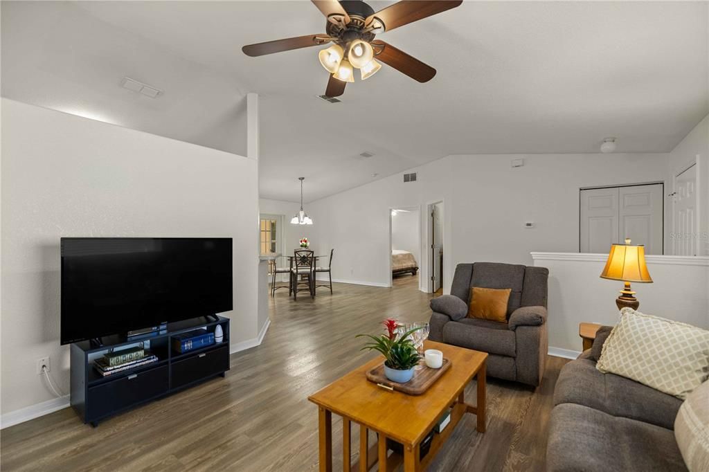 Activo con contrato: $228,000 (3 camas, 2 baños, 1487 Pies cuadrados)