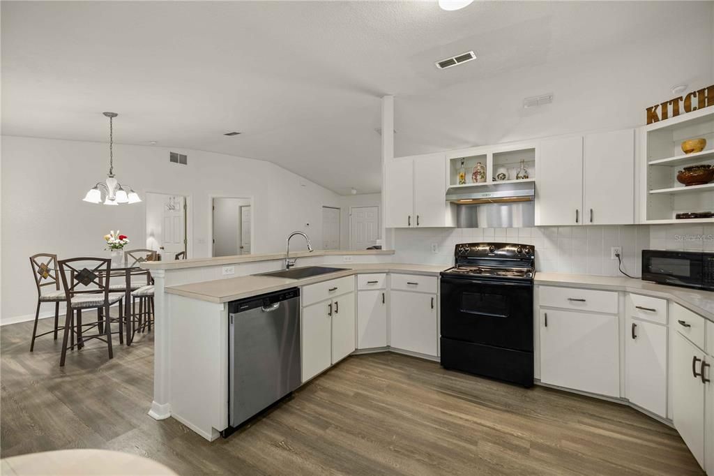 Activo con contrato: $228,000 (3 camas, 2 baños, 1487 Pies cuadrados)