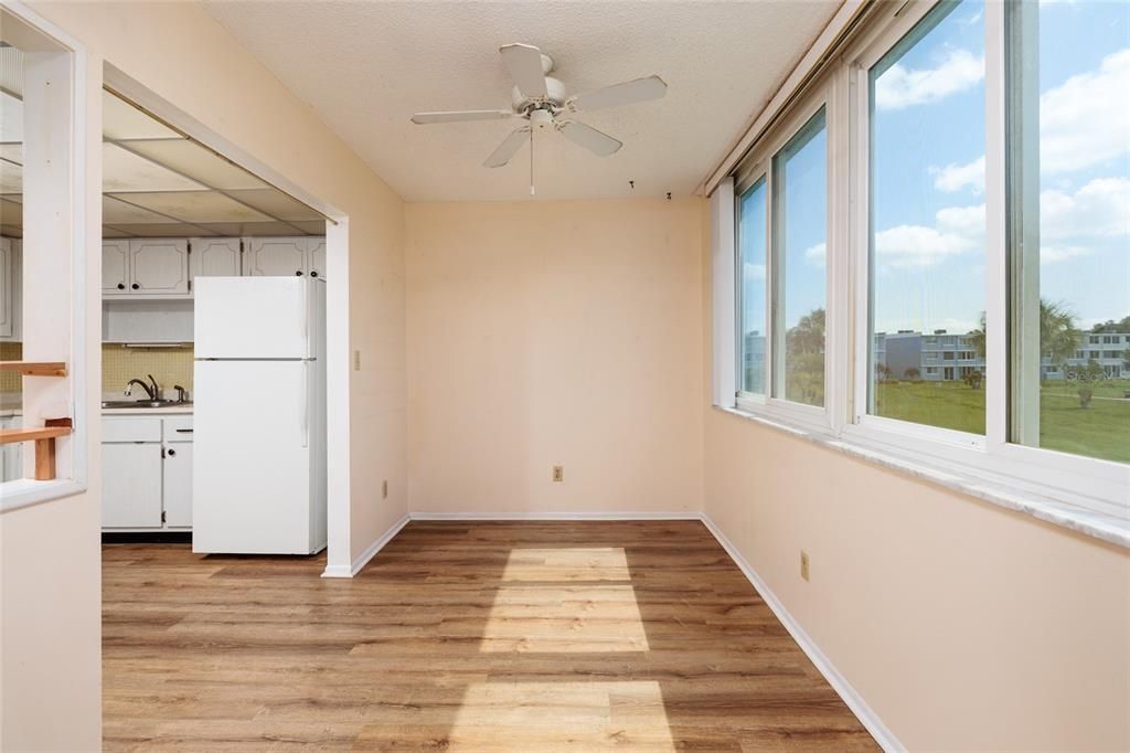 На продажу: $144,900 (2 спален, 2 ванн, 1035 Квадратных фут)