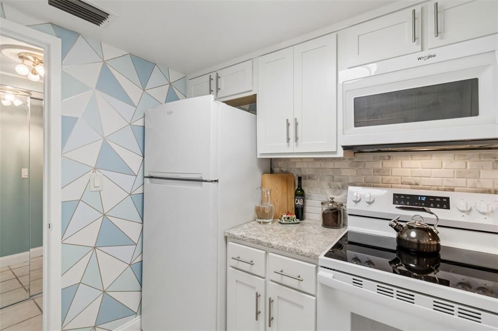 For Sale: $249,000 (1 beds, 1 baths, 656 Square Feet)