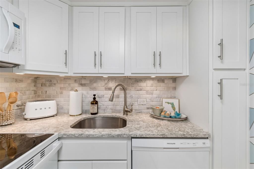 For Sale: $249,000 (1 beds, 1 baths, 656 Square Feet)