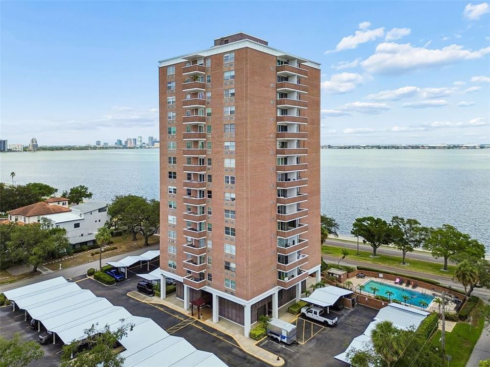 For Sale: $249,000 (1 beds, 1 baths, 656 Square Feet)
