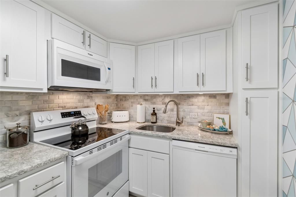 For Sale: $249,000 (1 beds, 1 baths, 656 Square Feet)