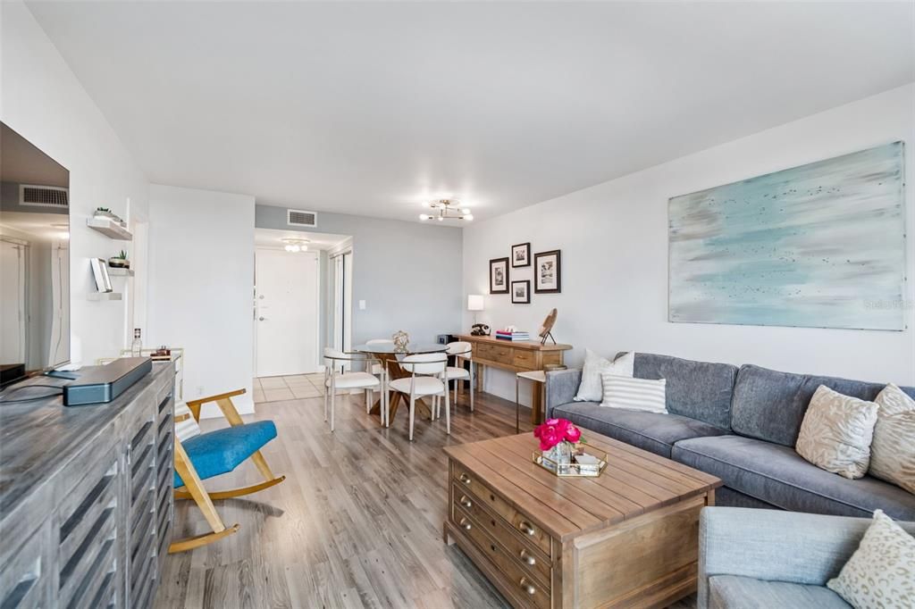 For Sale: $249,000 (1 beds, 1 baths, 656 Square Feet)