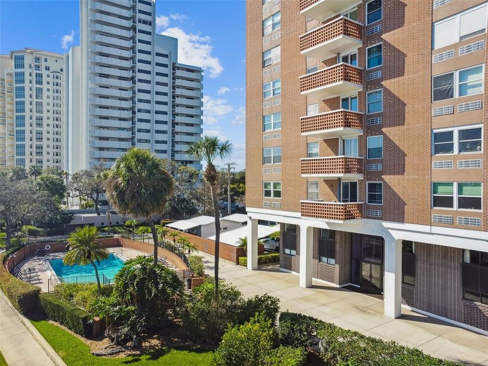 For Sale: $249,000 (1 beds, 1 baths, 656 Square Feet)