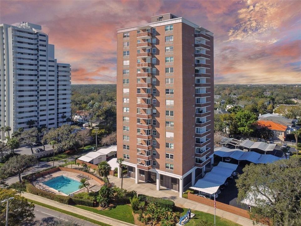 For Sale: $249,000 (1 beds, 1 baths, 656 Square Feet)