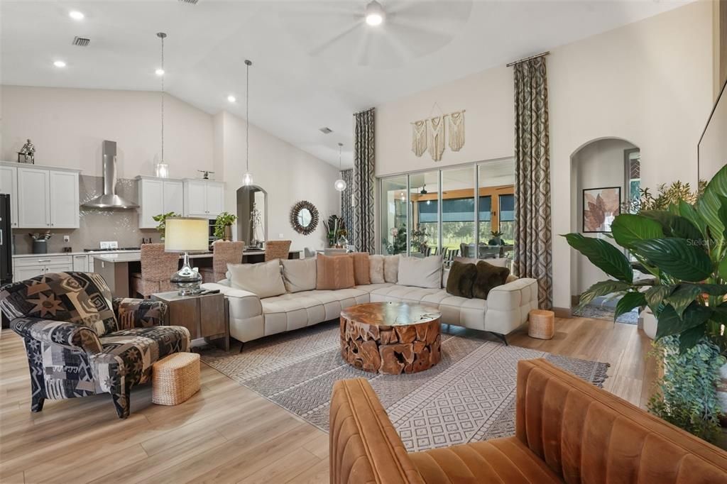 En Venta: $899,900 (4 camas, 3 baños, 2518 Pies cuadrados)