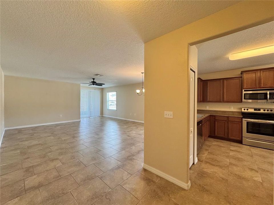 For Rent: $1,800 (3 beds, 2 baths, 1700 Square Feet)