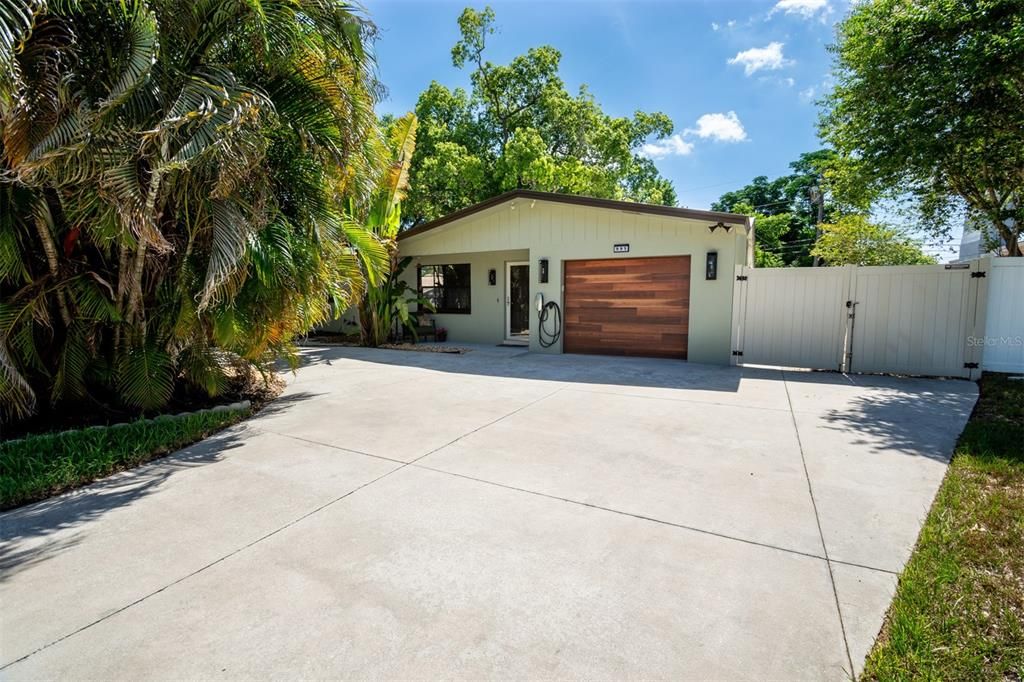 For Sale: $438,750 (2 beds, 1 baths, 1120 Square Feet)