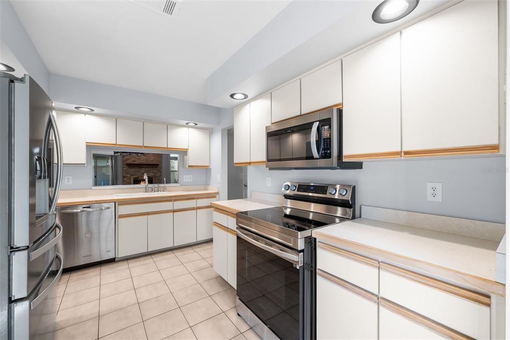 For Sale: $259,900 (3 beds, 2 baths, 1953 Square Feet)