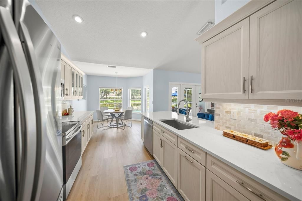 Activo con contrato: $549,000 (4 camas, 2 baños, 1950 Pies cuadrados)
