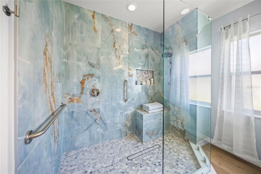 Activo con contrato: $549,000 (4 camas, 2 baños, 1950 Pies cuadrados)