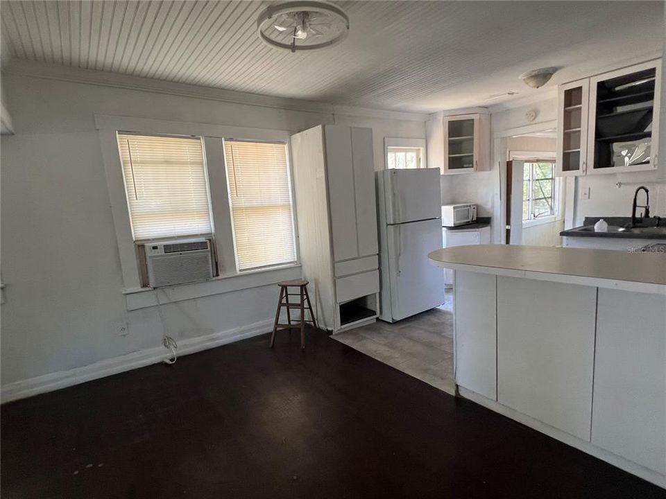 На продажу: $224,900 (3 спален, 1 ванн, 768 Квадратных фут)