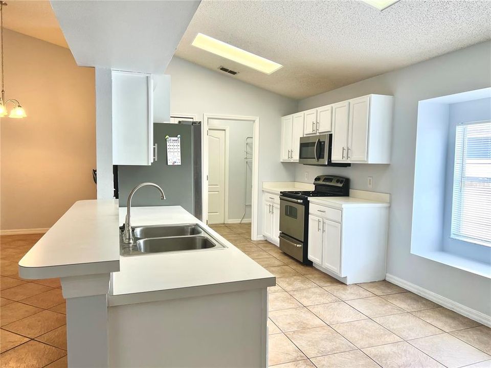 For Rent: $2,350 (3 beds, 2 baths, 1603 Square Feet)