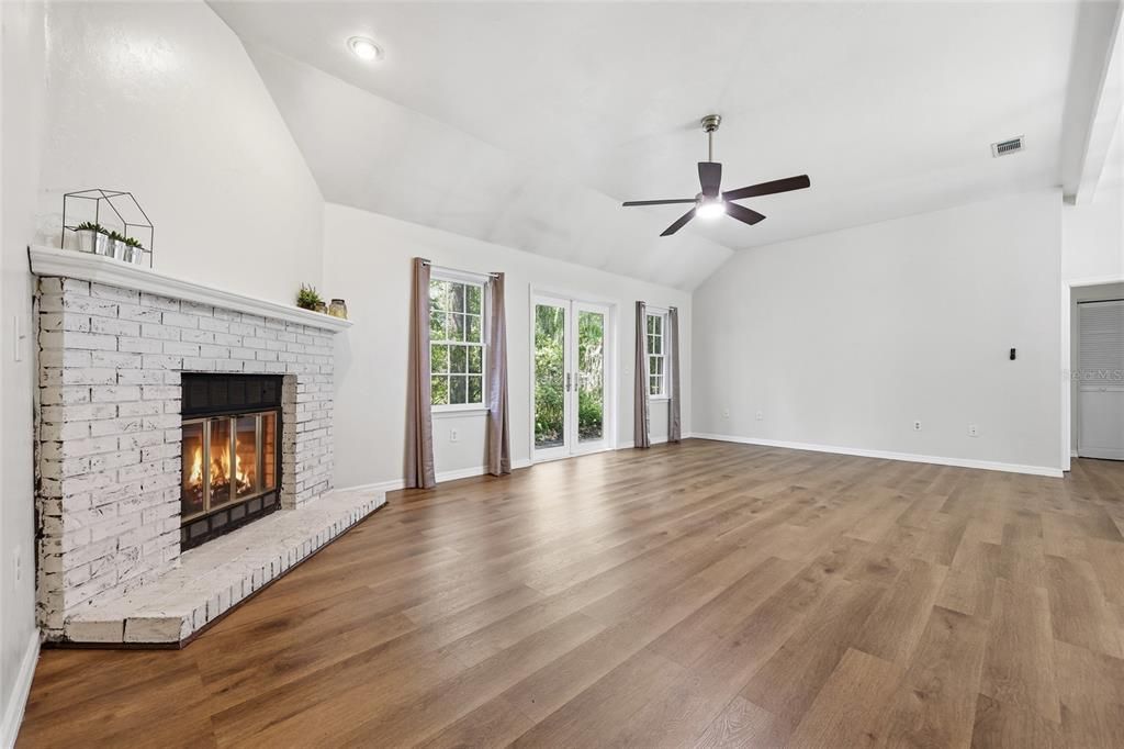 For Sale: $395,000 (4 beds, 2 baths, 1600 Square Feet)